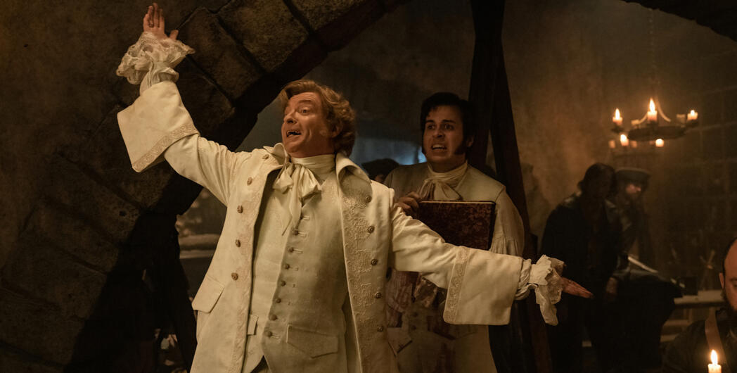 A picture from OFMD 1x3 in which Lucius has reluctantly announced Stede Bonnet as the Gentleman Pirate at Spanish Jackie'z, both are in their fab white outfits